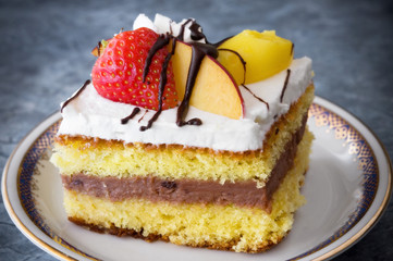 Tortina con panna e frutta