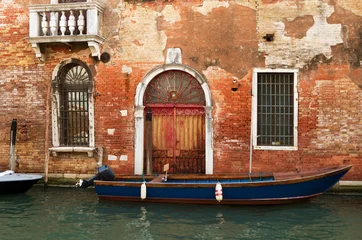 Fototapeten Altes Backsteingebäude an einem Kanal in Venedig. © Anette Andersen