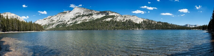 Panorama d'un lac de Yosemite parc