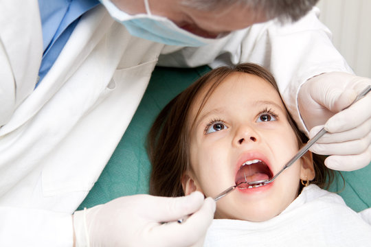 CHILD AT THE DENTISTRY