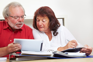 Fototapeta na wymiar Senioren arbeiten mit Tablet Computer