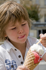 Ein Junge ißt ein Eis