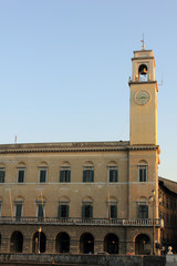 Fototapeta premium Haus mit Turm am Arno in Pisa/Italien (bei Ponte di Mezzo)