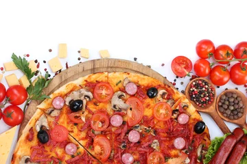 Foto op Plexiglas heerlijke pizza, groenten en salami geïsoleerd op wit. © Africa Studio