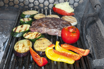 приготовление стейка и овощей на гриле