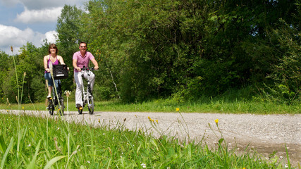 junges Pärchen beim Fahrrad fahren