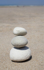 Fototapeta na wymiar galets zen en équilibre sur plage de sable