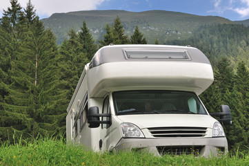 Camper in sosta su prato di montagna