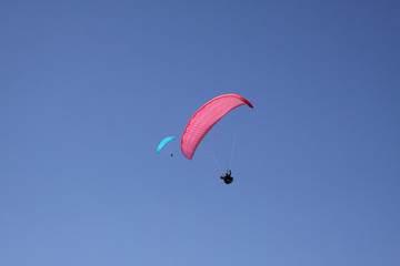 parapente dans le ciel