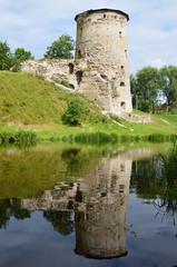 Fototapeta na wymiar Средневековая оборонительная башня Пскова.
