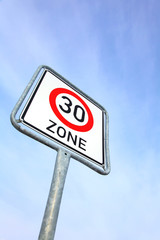 Schild mit Geschwindigkeitsbeschränkung