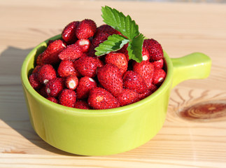 Спелые ягоды земляники в желтой керамической чашке