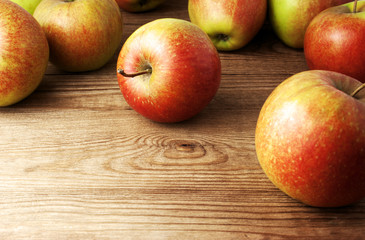 Naklejka na ściany i meble red apples on wooden table