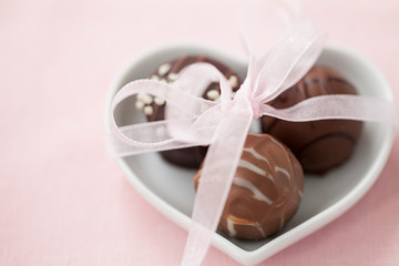 Trüffelpralinen in herzförmiger Schale