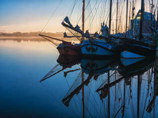 Segelschiffe am Morgen im Stadthafen von Rostock.