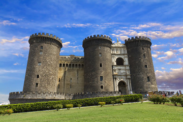 Fototapeta na wymiar Neapol, Castel Nuovo, male Angioino
