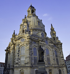Obraz premium frauenkirche in dresden mit martin luther denkmal