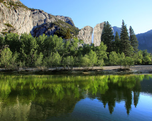 Fototapeta na wymiar Merced River w Yosemite Falls