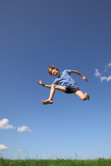 Fototapeta na wymiar Sportlicher Junge springt hoch