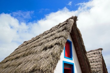 Fototapeta na wymiar strzechą typowego domu na Maderze (