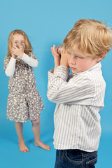 Kinder spielen mit Dosen und Schallwellen
