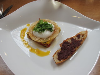 assiette feuilleté de légume et tapenade