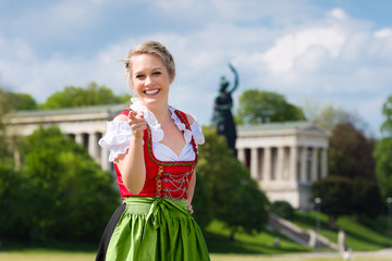 Fototapeta premium Junge Frau in Dirndl vor der Münchener Bavaria
