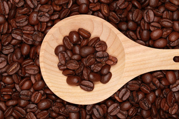 Kaffeebohnen auf einem Holzlöffel