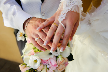 Obraz na płótnie Canvas Bukiet ślubny z rąk i pierścienie