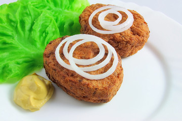 Frikadellen mit Zwiebelringen