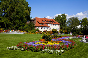 Betanlagen vor dem Torbogengebäude der Insel Mainau