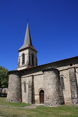 Fototapeta na wymiar Eglise d'aydat puy de dôme auvergne ciel bleu
