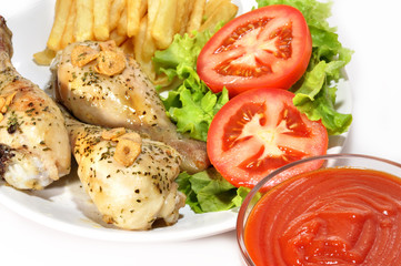 Muslos de pollo al ajillo con ensalada y patatas.