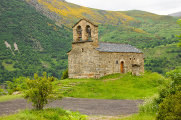 Fototapeta na wymiar Romański kościół Sant Quirc z Durro w Vall de Boi