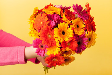 Bouquet Gerber on yellow