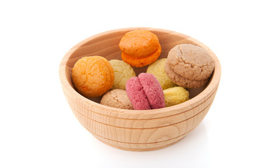 Fresh macaroons in wooden bowl