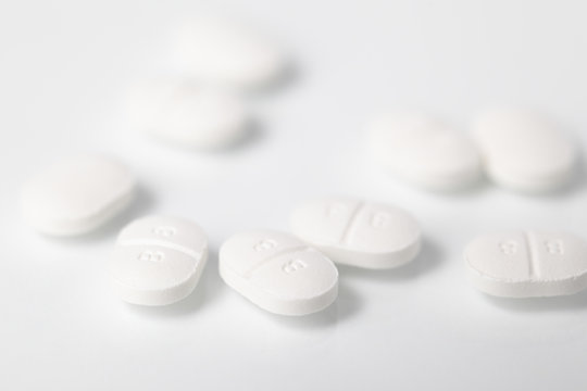 Tabletten auf wei&szlig;em Hintergrund