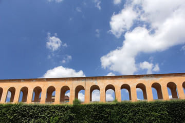 Fototapeta premium Ehemalige Burg und jetziger Park am Lungarno Fibonacci in Pisa