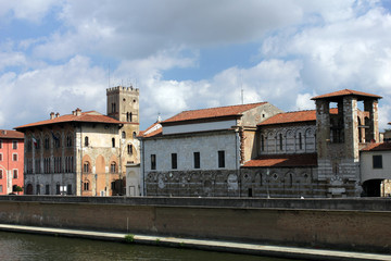 Gebäude am Arno in Pisa von Osten Richtung Ponte di Mezzo (Toska