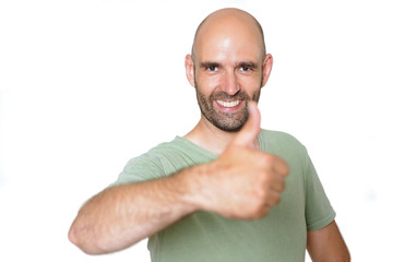 Lachender Mann mit Daumen hoch