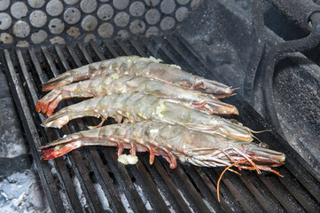 приготовление креветок на гриле