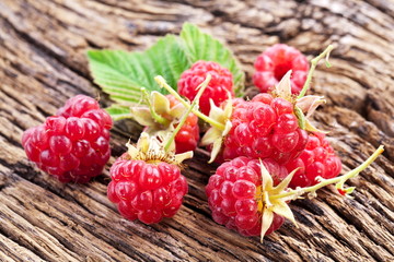 Fototapeta na wymiar Raspberries with leaves