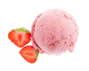 Eine Kugel Erdbeereis mit Erdbeeren von oben