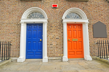 Fototapeta na wymiar Gruzińskie drzwi w Dublinie