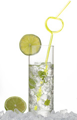 makro von eisgekühltem drink mit limetten