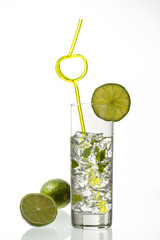 eisgekühlter drink mit zwei limetten