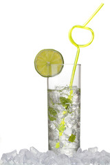 eisgekühlter drink mit limetten