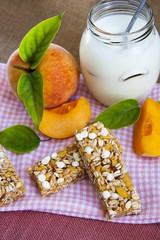 Barritas de cereales, fruta y yogurt.