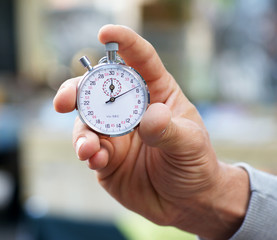 Zeitmessung - Closeup von männlicher Hand mit Stoppuhr