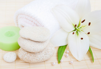 Obraz na płótnie Canvas white lilly and towel
